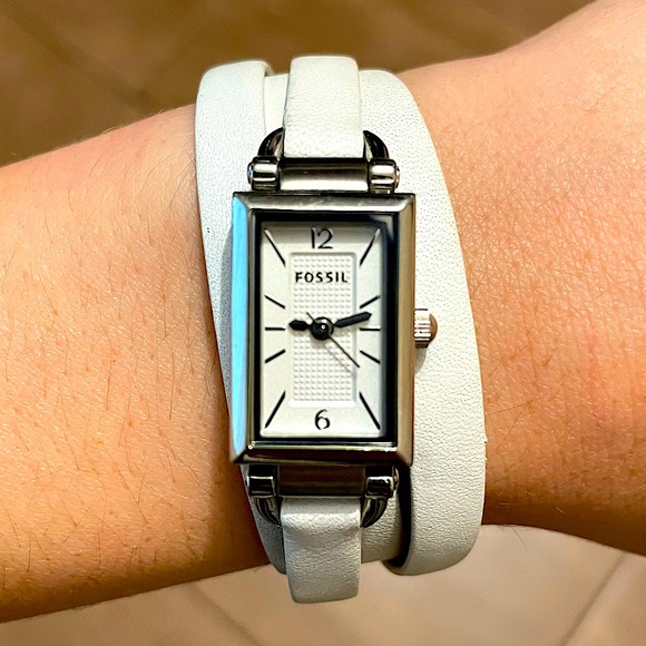π3/$20 Fossil Women's Delaney White Leather Watch